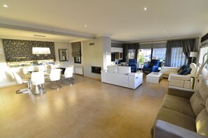 Smart TV, fireplace, table tennis