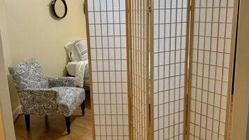 4 makuuhuonetta, työpöytä, silitysrauta/-lauta, vauvan matkasänky