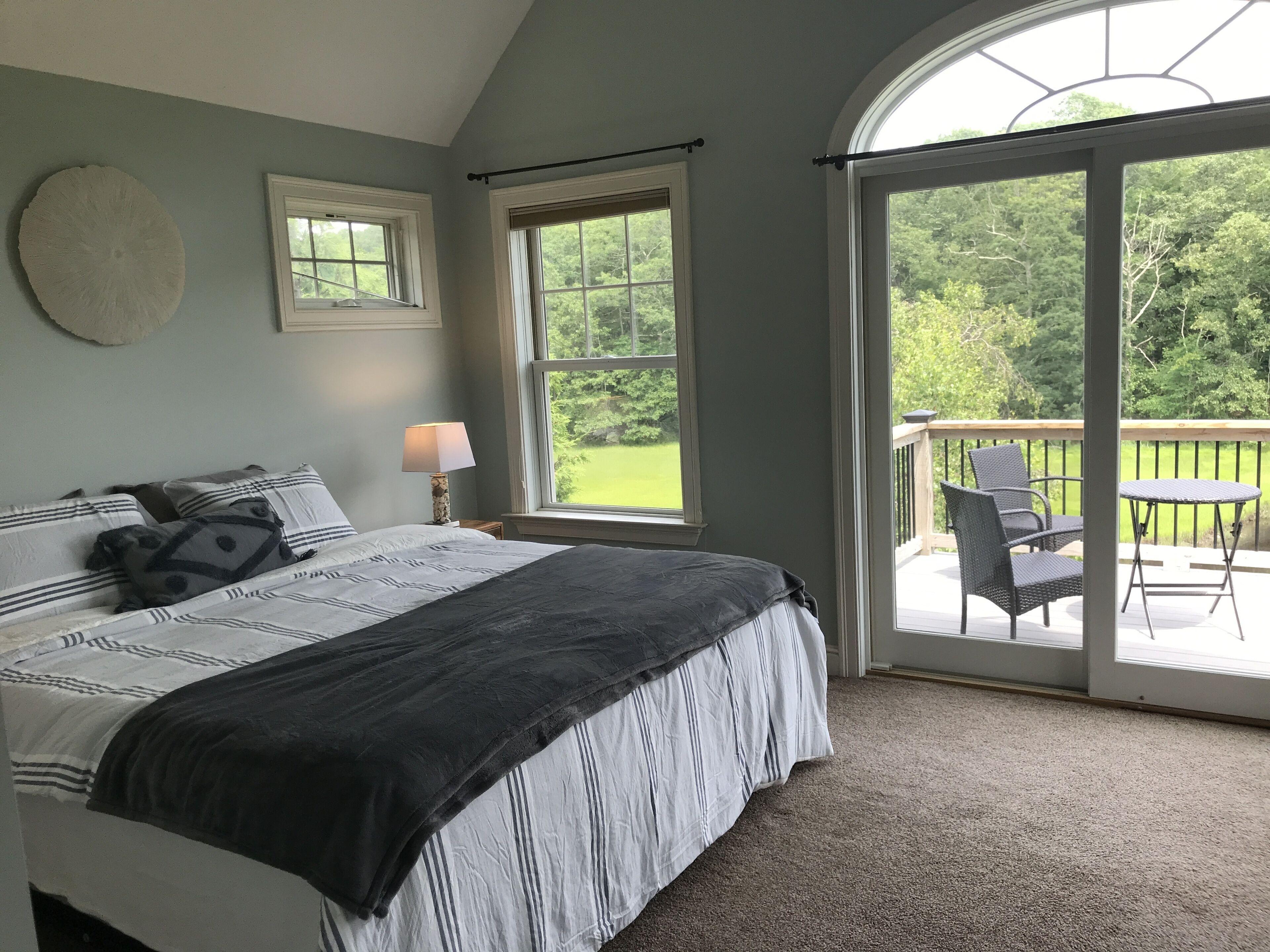 4 chambres, bureau, fer et planche à repasser, lit parapluie