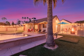 Terrace/patio - KIDS LOVE ME! Neon 5 Waterfall Heated Pool, HOT TUB, Putting Greens & Fire Pit (Phoenix)