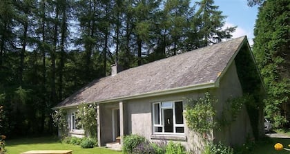 Glenauld Cottage - a cottage that sleeps 6 guests in 3 bedrooms