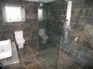 Bathtub, towels