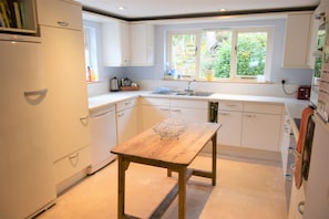 Fridge, microwave, dishwasher, high chair - Craigrathan -  a house that sleeps 7 guests  in 4 bedrooms (Kippford, Dalbeattie)