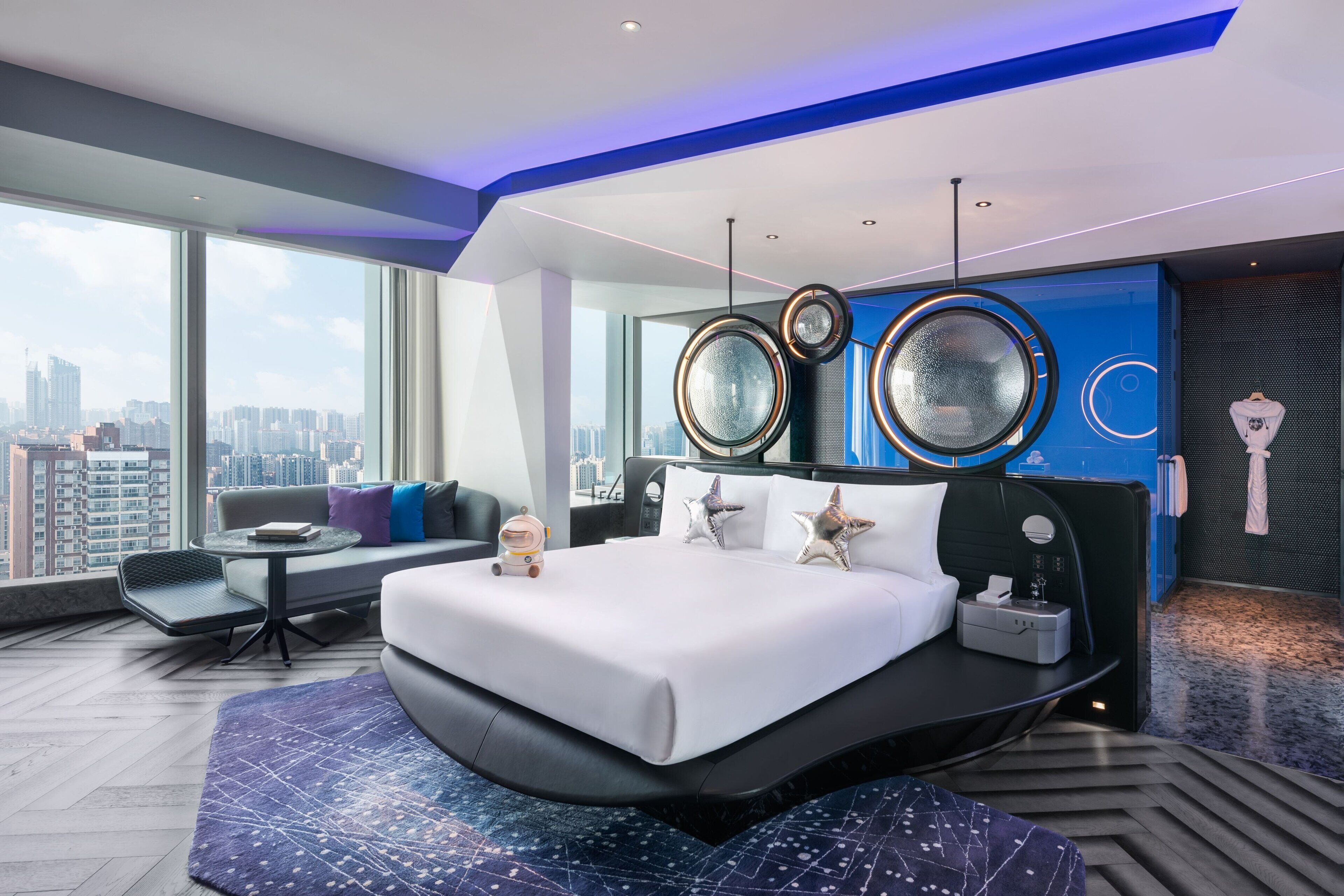 Minibar, värdeförvaringsskåp på rummet och arbetsyta för laptop