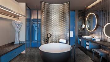 Wonderful Room, Zimmer, 1 King-Bett, Nichtraucher, Stadtblick | Badezimmer | Badewanne und Dusche (separat), Regendusche, kostenlose Toilettenartikel