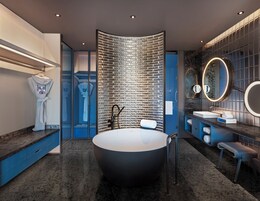 Wonderful Room - Herbergi - 1 stórt tvíbreitt rúm - borgarsýn | Baðherbergi | Aðskilið baðker/sturta, regnsturtuhaus, snyrtivörur án endurgjalds