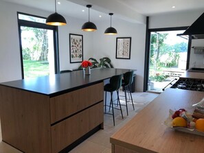 Kylskåp, mikrovågsugn, ugn och spishäll