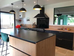 Kylskåp, mikrovågsugn, ugn och spishäll