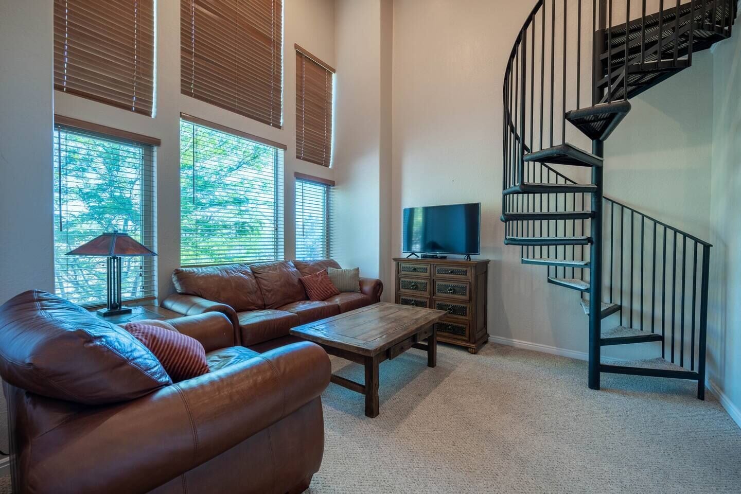 Smart TV, chimenea, futbolito y tenis de mesa 