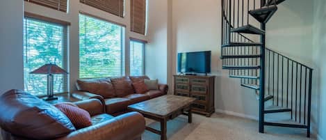 Smart TV, chimenea, futbolito y tenis de mesa