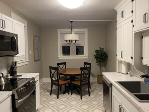 Een magnetron, een vaatwasser, een koffiezetapparaat/waterkoker