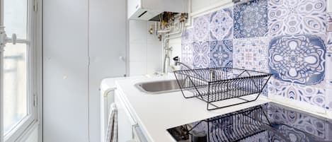 Fridge, microwave, stovetop, coffee/tea maker