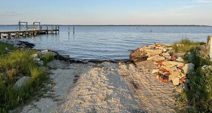 SPACIOUS & PRIVATE PET FRIENDLY WATERFRONT HOME NEAR DOWNTOWN HISTORIC BEAUFORT