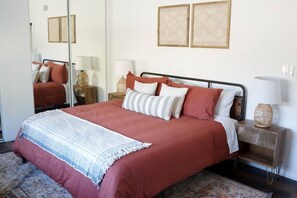 4 dormitorios, escritorio, tabla de planchar con plancha y cuna de viaje