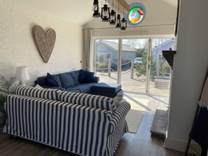 Smart TV, fireplace, stereo - Beach House Paradise Found WF-Fi, Netflix, Pool,Gym, Pet Friendly close to beach (Filey)