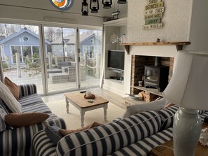 Smart TV, fireplace, stereo