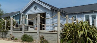 Beach House Paradise Found WF-Fi, Netflix, Pool,Gym, Pet Friendly close to beach