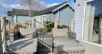 Beach House Paradise Found WF-Fi, Netflix, Pool,Gym, Pet Friendly close to beach