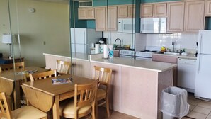 Kaffetrakter/tekoker, kjøleskap, mikrobølgeovn og ovn