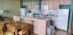 雪櫃、微波爐、焗爐、爐具