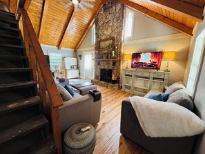 Smart-TV, Kamin, Bücher, Videothek