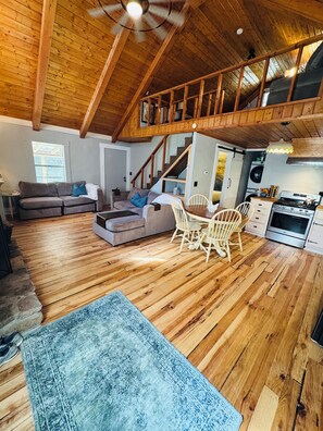 Smart TV, fireplace, books, video library - Waterfront Cabin on trophy trout stream, fire pit, smart tv, fireplace (Ellijay)