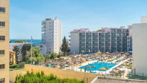 Un hôtel doté d’une piscine, de plusieurs bâtiments et offrant une vue sur la mer.