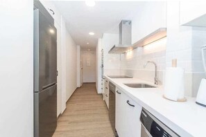 Kjøleskap, mikrobølgeovn, ovn og oppvaskmaskin