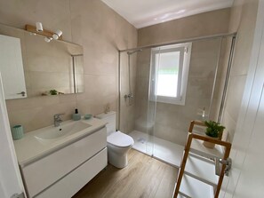 Duschwanne, Haartrockner, Bidet, Handtücher