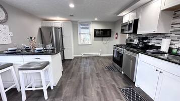 Een koelkast, een magnetron, een oven, een kookplaat