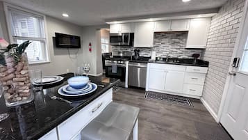 Een koelkast, een magnetron, een oven, een kookplaat