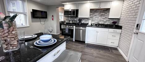 Jääkaappi, mikroaaltouuni, uuni, liesi