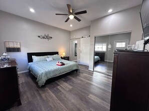 2 bedrooms, desk, iron/ironing board, free WiFi - 100% renovated House 8 minutes to downtown (Pittsburgh)