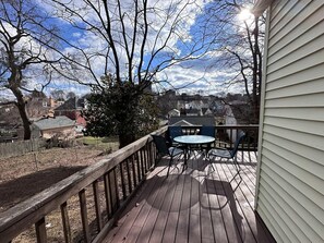 Outdoor dining - 100% renovated House 8 minutes to downtown (Pittsburgh)