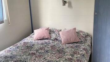 2 soverom, strykejern/-brett, reiseseng for barn og wi-fi (inkludert)