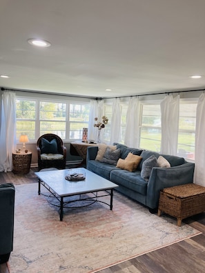 Smart TV, books - Beautiful Lake Front View (Donalsonville)