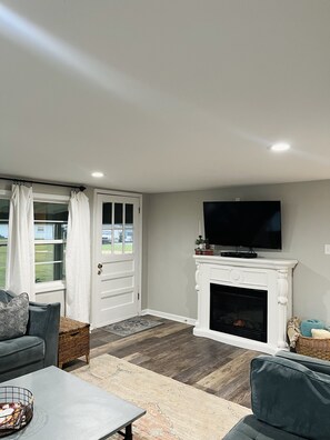 Smart TV, books - Beautiful Lake Front View (Donalsonville)