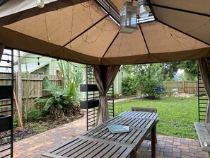 Outdoor dining - Downtown Heights Bungalow (Tampa)