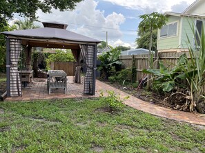 Outdoor dining - Downtown Heights Bungalow (Tampa)