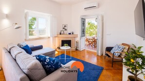 Un salon moderne avec un canapé, une cheminée et un coin repas.