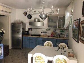 Dining tables - Apartment with patio near beach and near viale Ceccarini (Riccione)