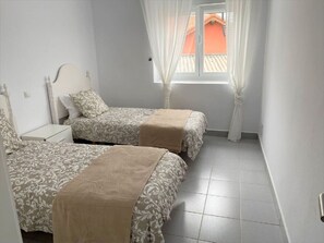 2 bedrooms, iron/ironing board, bed sheets
