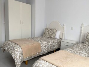 2 bedrooms, iron/ironing board, bed sheets