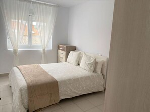 2 slaapkamers, een strijkplank/strijkijzer, beddengoed