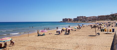 Beach nearby, sun loungers, beach towels
