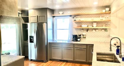 Stay at the Lazy Llama House with Self Check-In