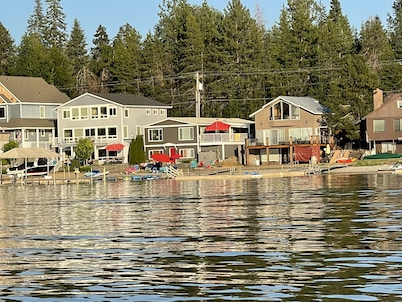 Beachfront Lakehouse on Diamond Lake