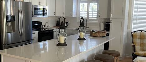 Fridge, microwave, stovetop, dishwasher