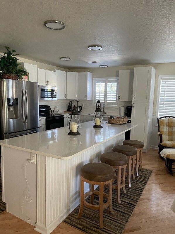 Fridge, microwave, stovetop, dishwasher