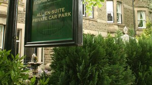 A sign for Kingscroft Victorian Guest House, indicating it is an all-suite with a private car park. - Kingscroft (Buxton)